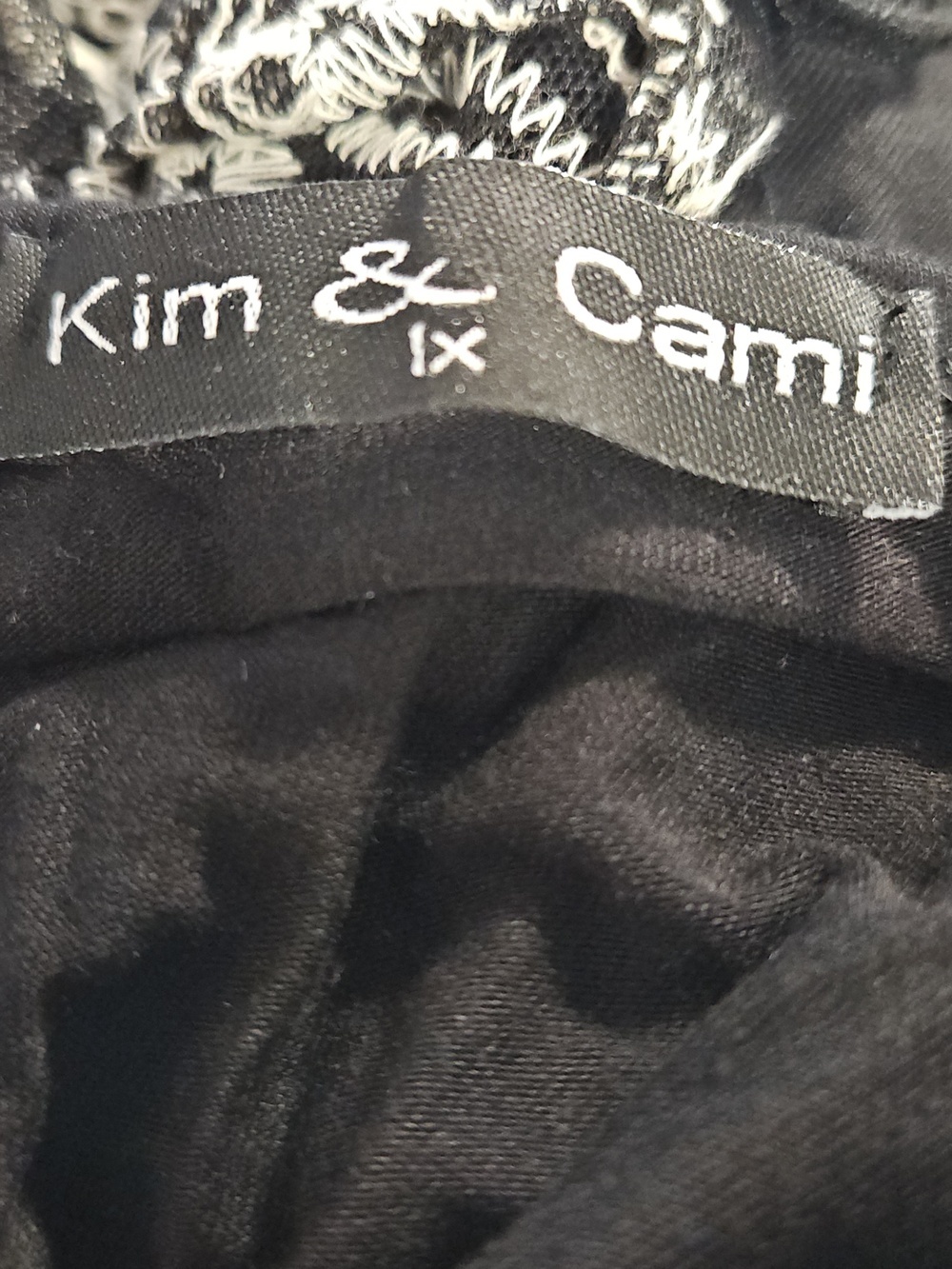 Kim & Cami Black Short Sleeve Top with Embroidered Lace Sleeves Size 1x - Picture 3 of 4